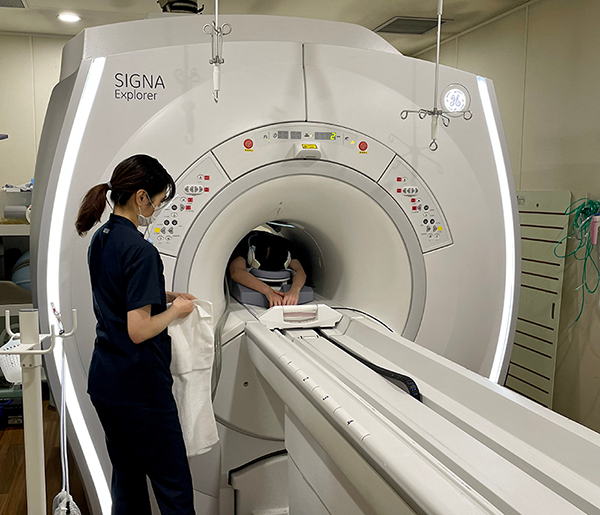 大久保病院が導入しているGEヘルスケア・ジャパンの「SIGNA-explorer」は「ドゥイブス・サーチ」にも最適